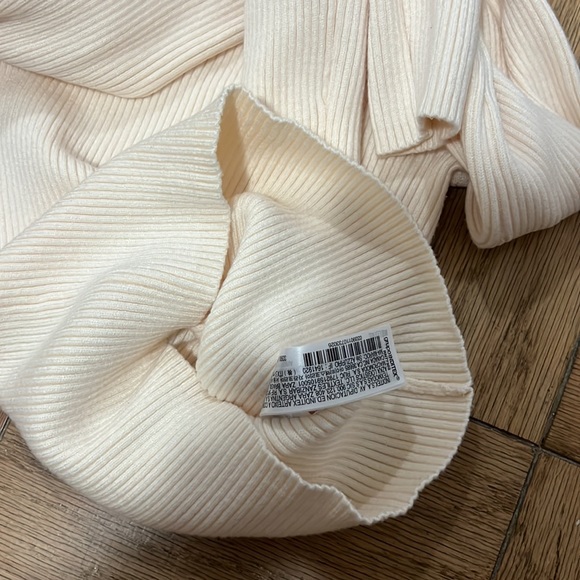 Zara knit sweater with gold side buttons - Picture 8 of 8